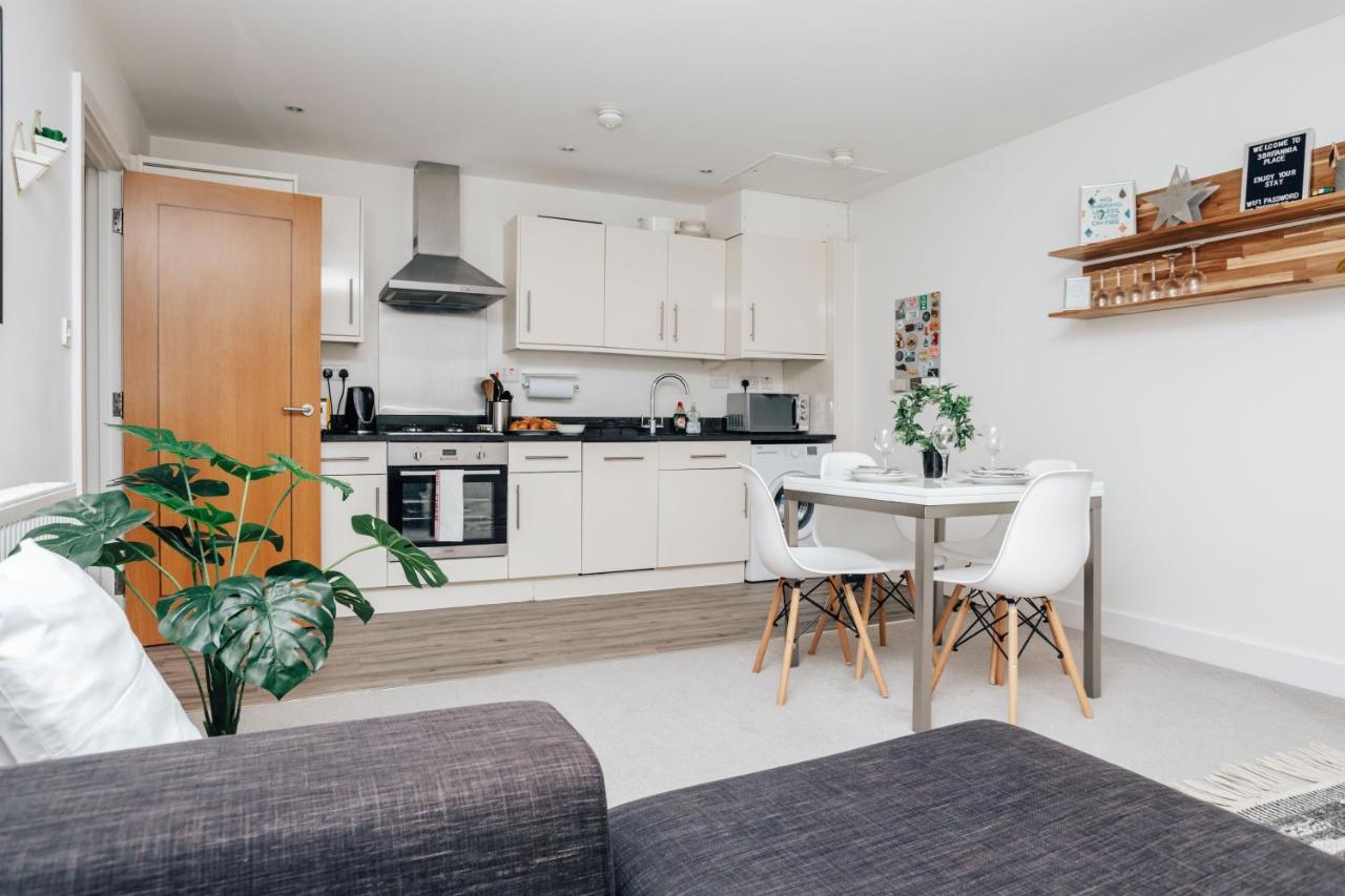 Central Modern Flat For 4-6 & Dedicated Parking Хенли-на-Темзе Экстерьер фото
