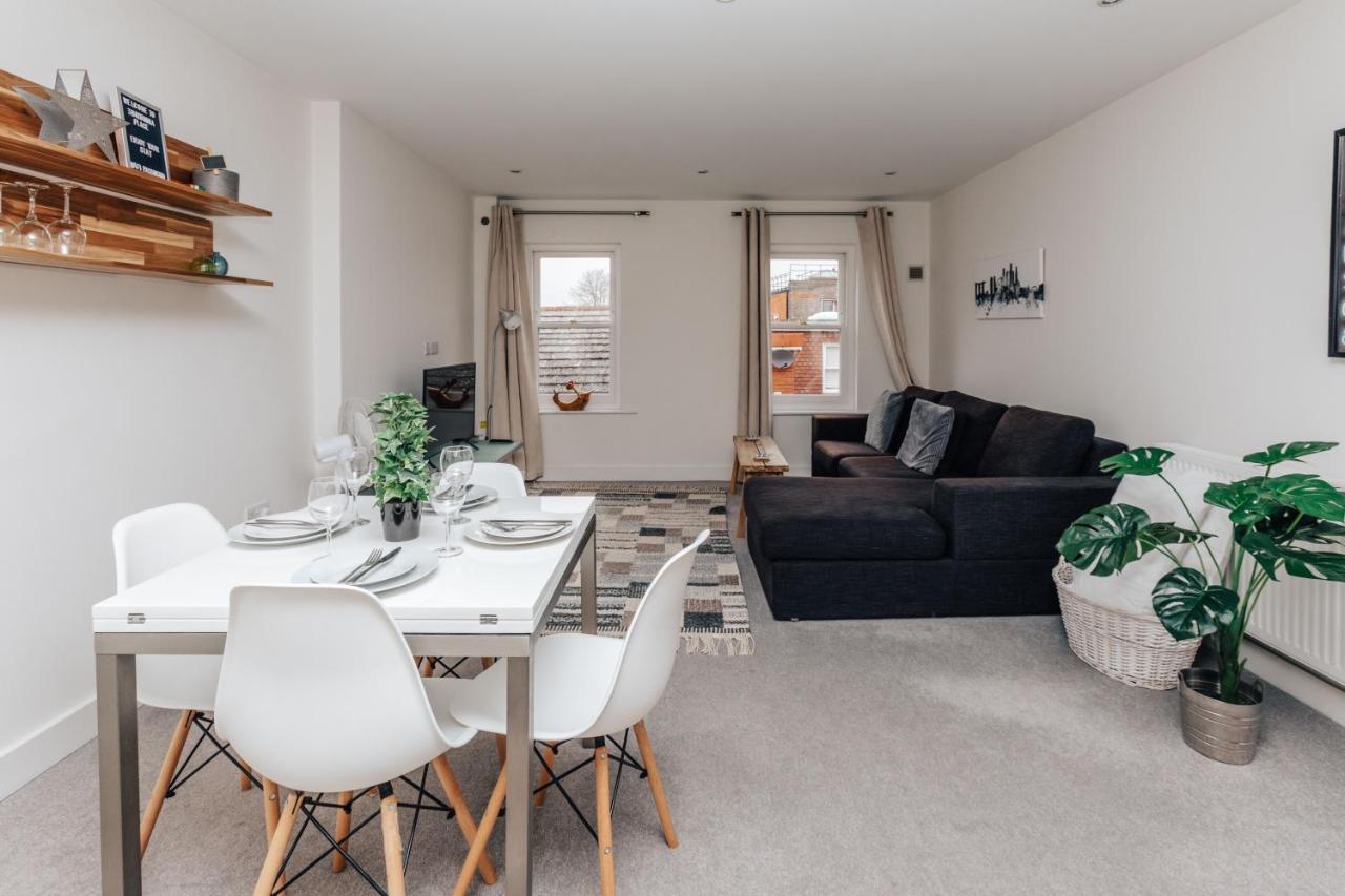 Central Modern Flat For 4-6 & Dedicated Parking Хенли-на-Темзе Экстерьер фото