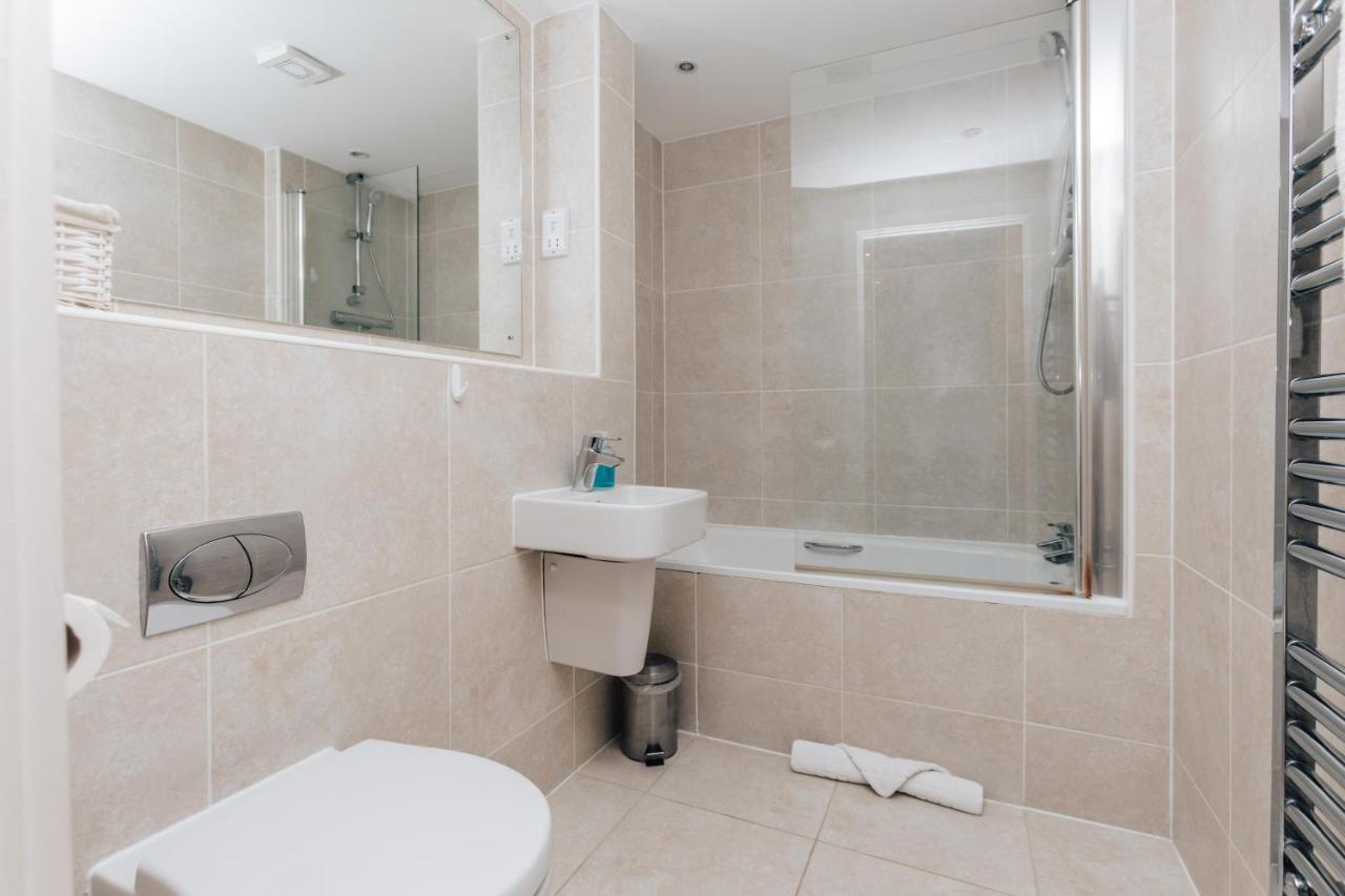 Central Modern Flat For 4-6 & Dedicated Parking Хенли-на-Темзе Экстерьер фото