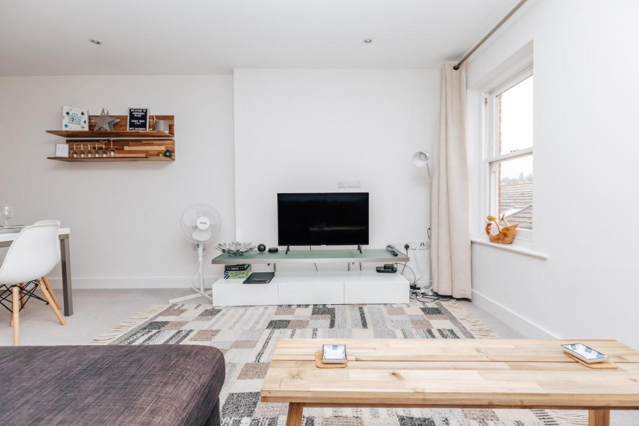 Central Modern Flat For 4-6 & Dedicated Parking Хенли-на-Темзе Экстерьер фото