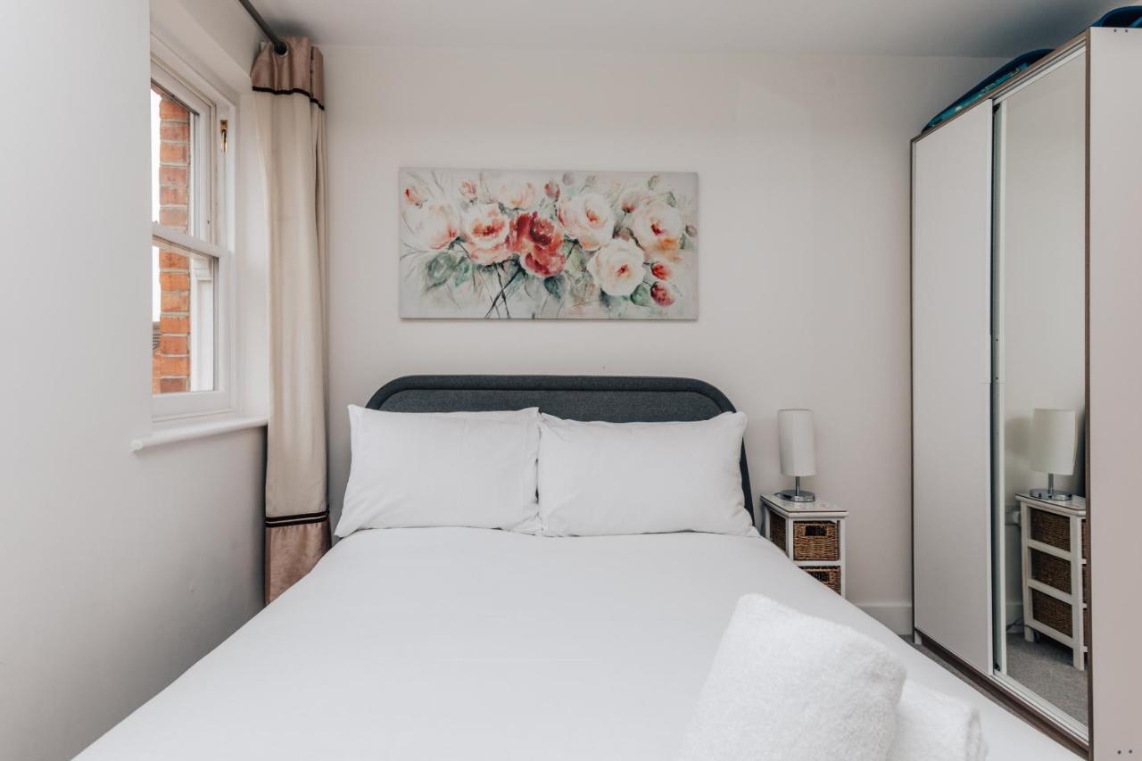 Central Modern Flat For 4-6 & Dedicated Parking Хенли-на-Темзе Экстерьер фото