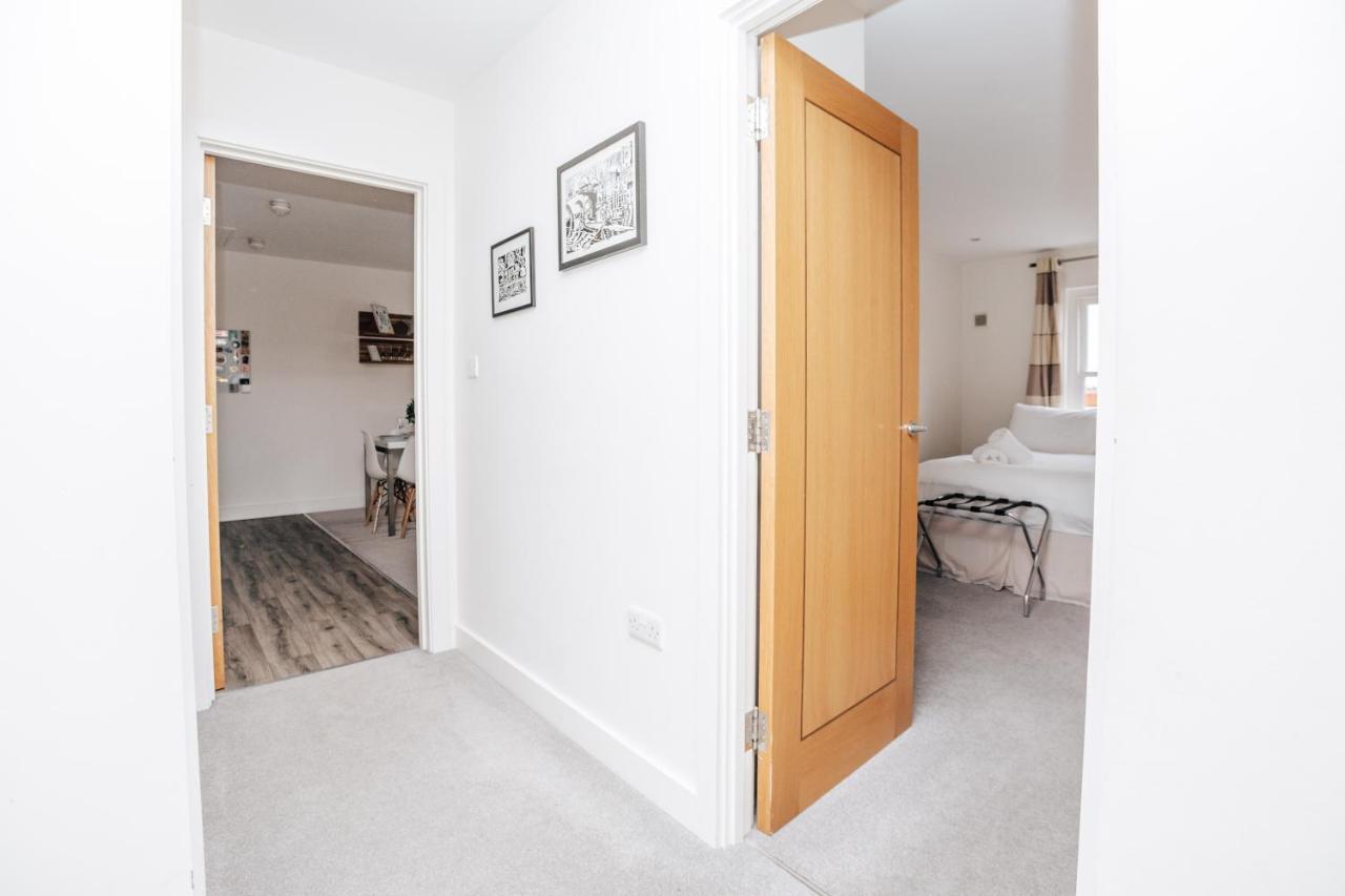 Central Modern Flat For 4-6 & Dedicated Parking Хенли-на-Темзе Экстерьер фото