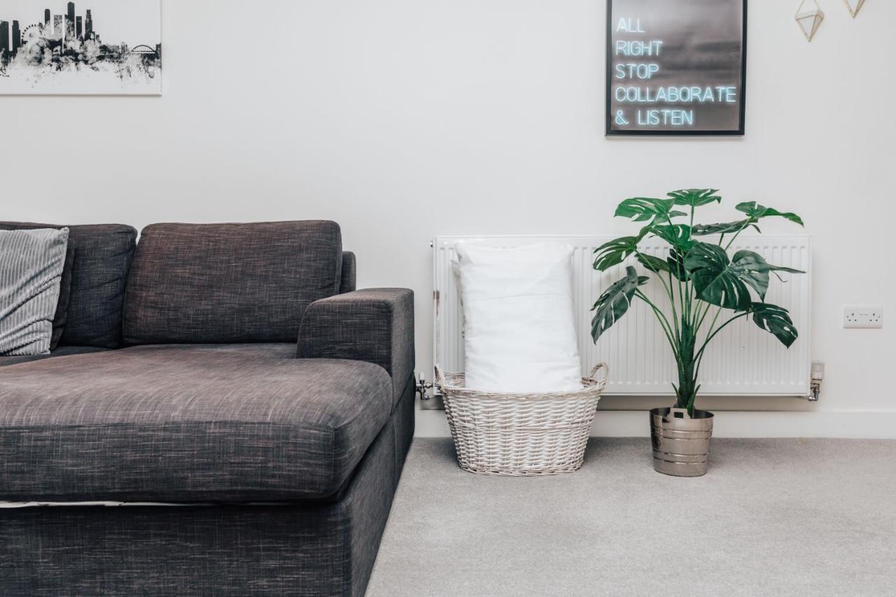 Central Modern Flat For 4-6 & Dedicated Parking Хенли-на-Темзе Экстерьер фото