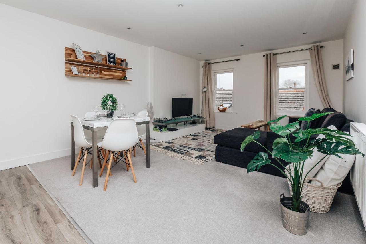Central Modern Flat For 4-6 & Dedicated Parking Хенли-на-Темзе Экстерьер фото