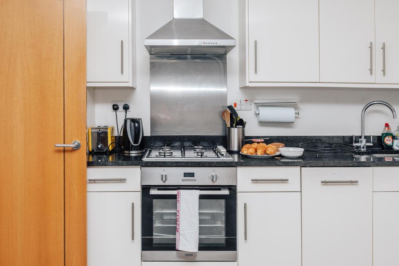 Central Modern Flat For 4-6 & Dedicated Parking Хенли-на-Темзе Экстерьер фото