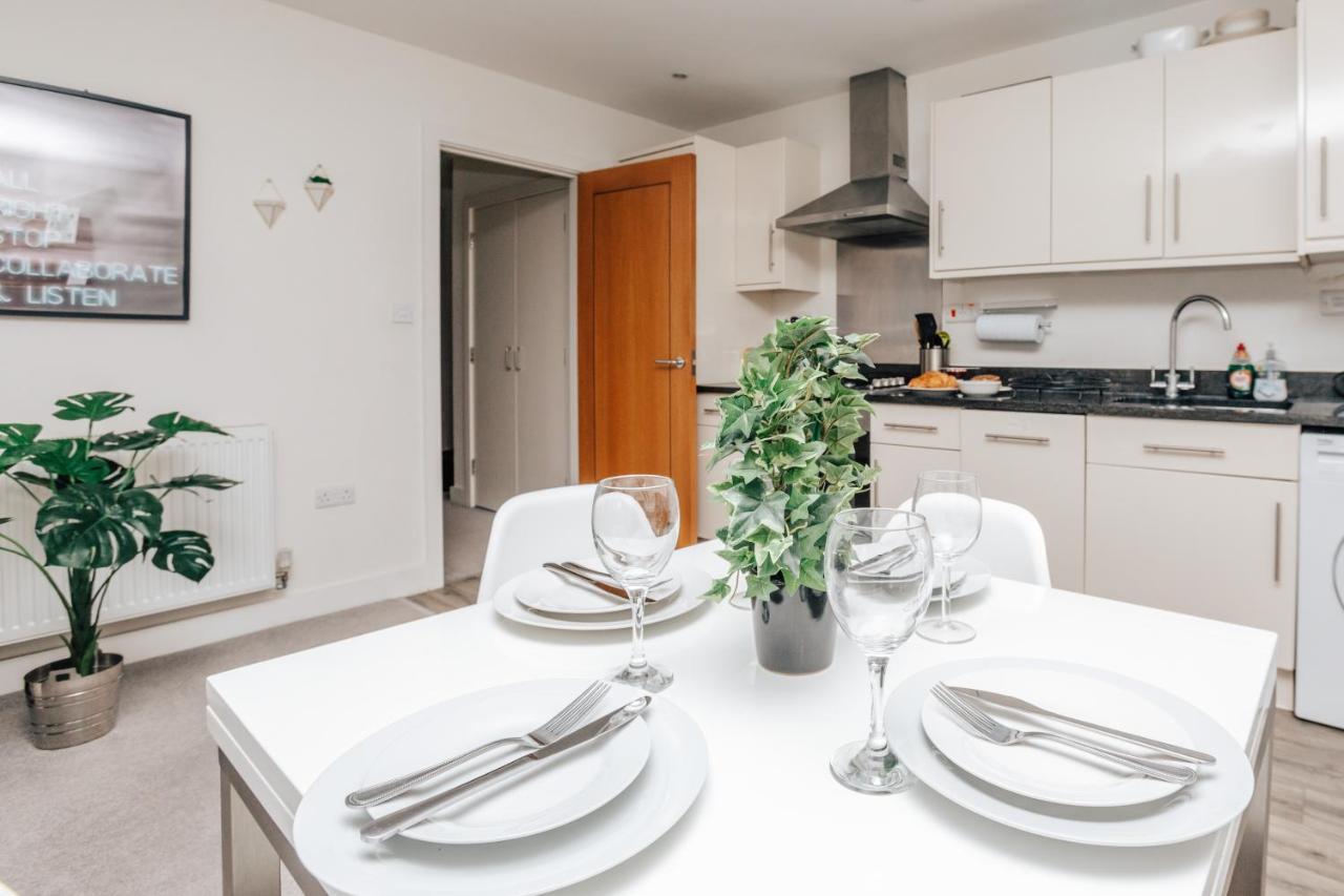 Central Modern Flat For 4-6 & Dedicated Parking Хенли-на-Темзе Экстерьер фото