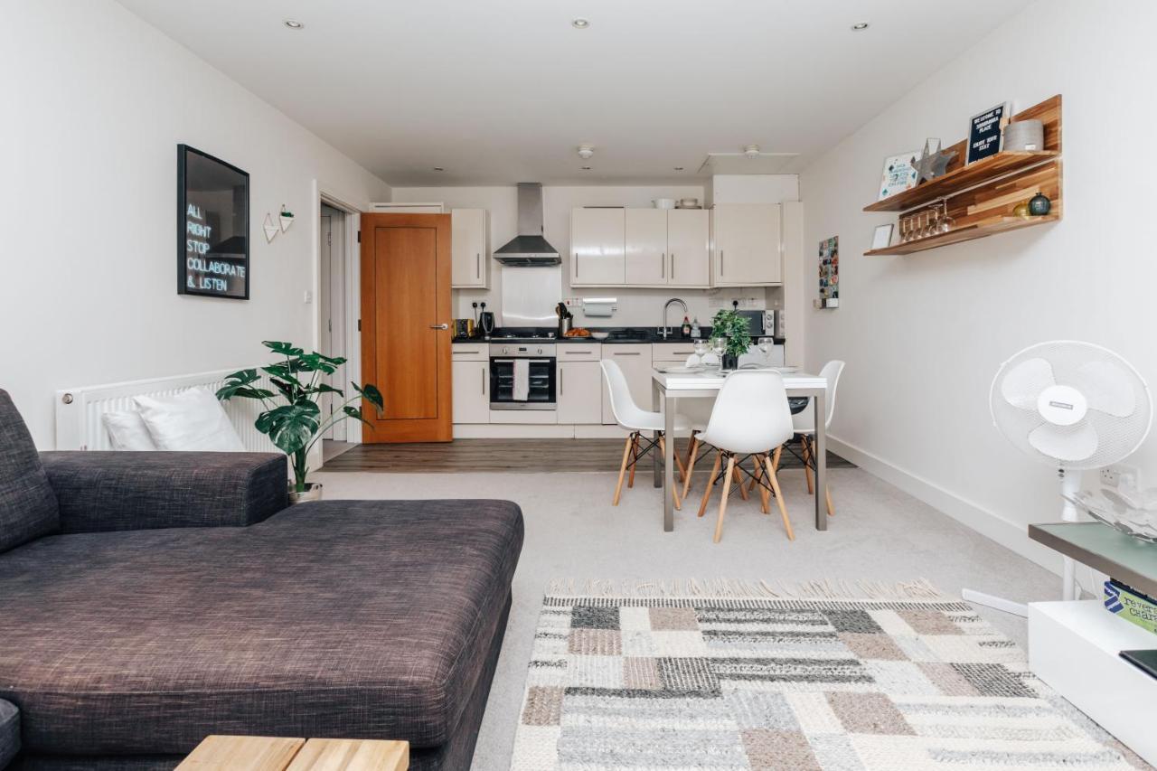 Central Modern Flat For 4-6 & Dedicated Parking Хенли-на-Темзе Экстерьер фото