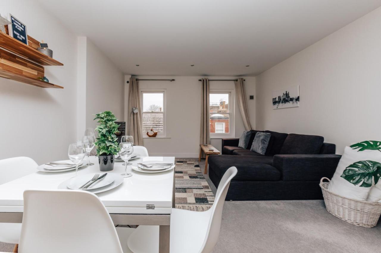 Central Modern Flat For 4-6 & Dedicated Parking Хенли-на-Темзе Экстерьер фото