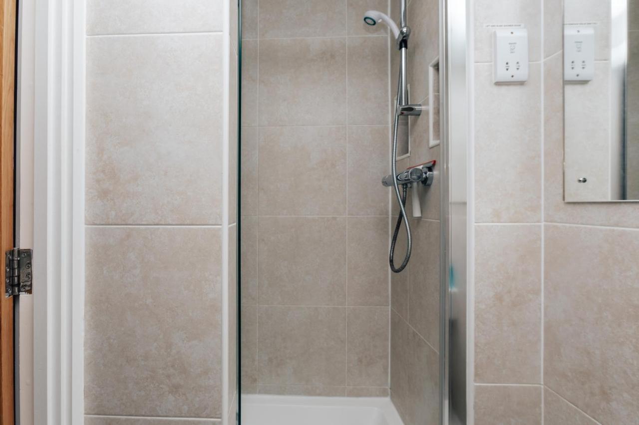 Central Modern Flat For 4-6 & Dedicated Parking Хенли-на-Темзе Экстерьер фото