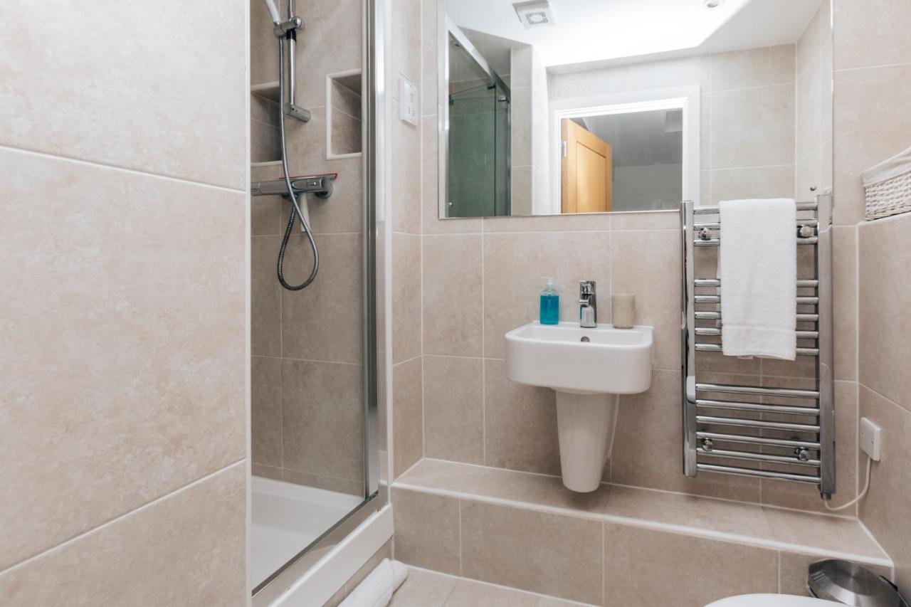 Central Modern Flat For 4-6 & Dedicated Parking Хенли-на-Темзе Экстерьер фото